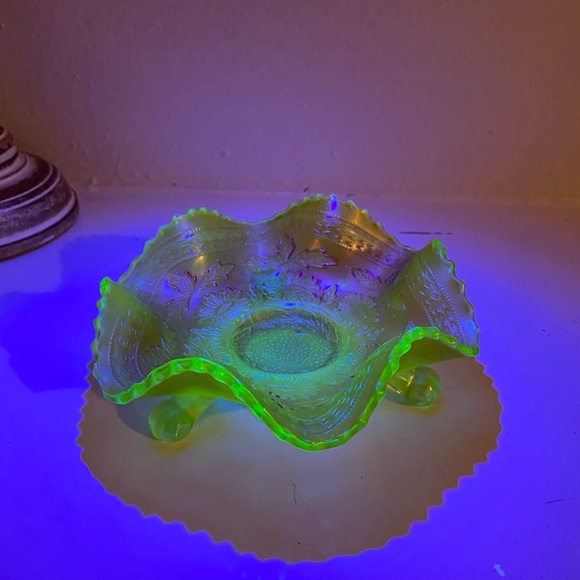 Antique Fenton Two Flower Carnival Glass Footed Bowl - Picture 7 of 10